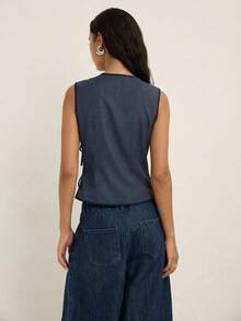 Nöista Áo tank top nữ gân sọc với cổ tròn cổ điển và chi tiết buộc dây phía trước, được thiết kế để tôn dáng và có thể điều chỉnh. Một món đồ đa năng và thoải mái, hoàn hảo cho những buổi đi làm hàng ngày hoặc những bộ trang phục mùa xuân và mùa hè dễ phối. - Màu xanh bụi bặm - Xem 2