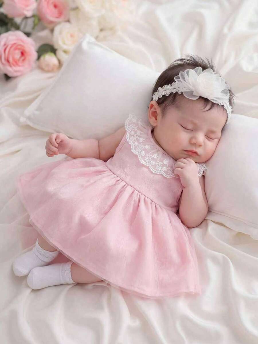 SHEIN 新生女婴蕾丝领无袖轻薄网纱连衣裙,适合百日庆典、家庭照、参加婚礼、春夏穿着。 - 粉色 - 查看 1
