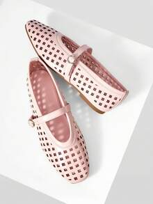 MOTF PREMIUM Sepatu Wanita Populer Gaya Prancis Baru, Kulit PU Warna Pink, Motif Kotak-kotak Berongga, Ujung Persegi, Sol Datar, Nyaman dan Serbaguna dengan Keanggunan Sederhana, Tidak Membuat Kaki Lelah, Sandal Berlubang yang Bernapas - Baby Pink - View 9