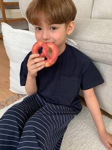 Dazy Kids 2件組男童圓領純色針織短袖T恤 + 梭織格紋長褲休閒套裝，春夏款 - 藏蓝色 - 查看 4