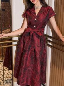 Modelyn Đầm nữ mùa xuân/hè màu hồng dệt jacquard, tay ngắn, cổ cài cúc, eo xếp ly, dáng chữ A thanh lịch. - Màu Đỏ Sâu - Xem 3