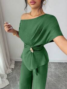 Elegante conjunto de dos piezas de moda urbana para mujer, ideal para primavera/verano, con pantalones anchos de cintura alta con hebilla metálica asimétrica de un hombro en color az - Verde militar - Ver 6