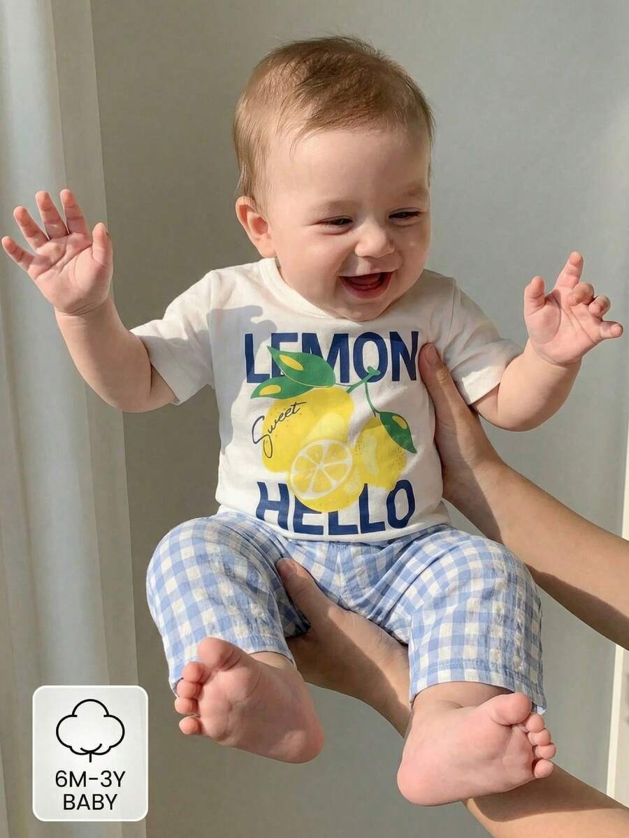 SHEIN Vintaside Kids 两件套婴儿幼儿男童水果字母休闲短袖上衣和格子裤套装，适合夏季、居家和旅行。婴儿T恤、婴儿服装、婴儿套装、男童夏季服装、男童水果主题格子裤。 - 藍白色 - 查看 1