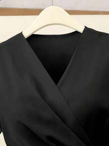SHEIN Franclia 女士优雅长裙，交叉领口设计，褶裥剪裁，金属搭扣点缀，短袖，黑色，适合春季穿着 - 黑色 - 查看 3