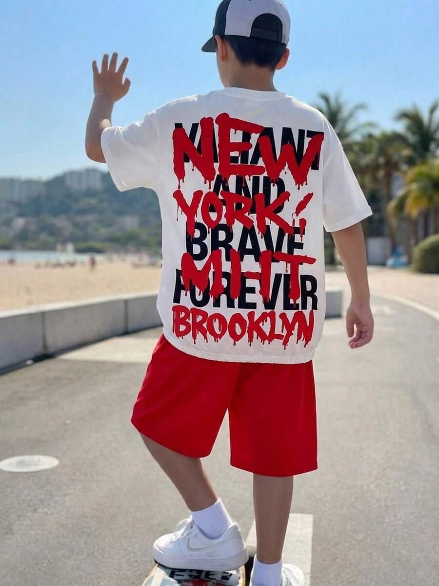 SHEIN 2件組青少年男孩白色夏季圖案街頭風城市度假套裝,寬鬆圓領大字母背後短袖T恤與短褲,休閒運動時尚 - 紅色 - 查看 1