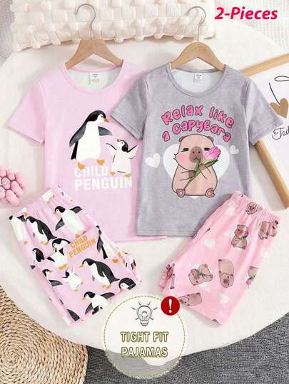 Bộ đồ ngủ 2 món cho bé gái tuổi teen, áo tay ngắn màu hồng in hình chim cánh cụt hoạt hình và quần short in họa tiết toàn thân, đồ ngủ thoải mái và vừa vặn.