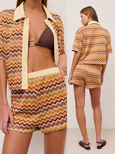 Nöista 这款沙滩装套装包含上衣和短裤，采用纹理条纹面料，领口和门襟采用撞色设计，颜色为黄色、棕色和红色。适合夏季、海滩、休闲、春季、假日、度假等场合。