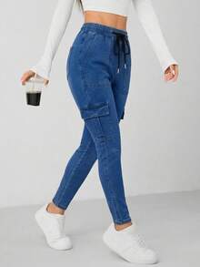 SHEIN PETITE 女士夏季休闲高腰工装牛仔裤，蓝色弹力牛仔面料，收腹修身，抽绳腰带，侧边口袋，完美打造街头风和日常穿搭。女士抽绳腰带工装口袋修身休闲百搭牛仔裤。 - 深色水洗藍 - 查看 5