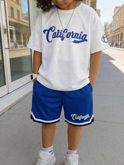 SHEIN Bộ 2 món cho bé trai tuổi teen, kiểu dáng tối giản, cổ điển, gồm áo thun ngắn tay cổ tròn in chữ và quần short, thích hợp cho mùa hè, mặc hàng ngày, thể thao, dã ngoại, đi học, dự tiệc, lễ hội, biểu diễn, chụp ảnh.