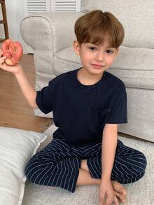 Dazy Kids 2件組男童圓領純色針織短袖T恤 + 梭織格紋長褲休閒套裝，春夏款 - 藏蓝色 - 查看 7