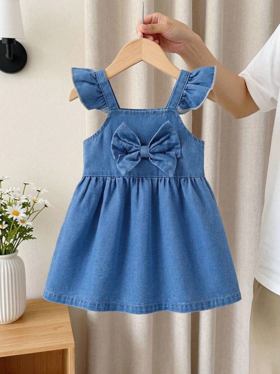 Robe en jean pour bébé fille, style doux et mignon, couleur bleu moyen, manches évasées, ourlet volantée, décoration avec grand nœud, silhouette ample en forme A, tissu doux et confortable, convient pour l'école, les déplacements, la mode quotidienne et les sorties - Jean bleu - Voir 1