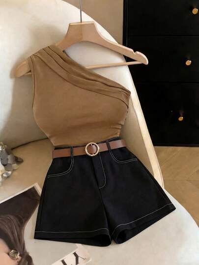 Franclia Women's Shorts Featuring Black Fabric With White Contrasting Stitching, High-Waisted Design, And Gold Belt Buckle Embellishment. Simple And Sophisticated, Suitable For Work Commutes And Semi-Formal Occasions. Ideal For Women's Summer, Spring, Carnivals, Beach, Parties, Birthdays, Elegant Occasions, Vacations, Casual Wear, And Graduation Season. (Keywords: Summer, Summer Skirts, Summer Outfits, Spring Outfits, Spring Break Outfits, Spring Clothing, Women's Outfits, Skirts, Carnival, Carnival Outfits, Carnival Women's, Women's Party Skirts, Beach Skirts, Women's Beach Outfits, Women's Elegant Outfits, Women's Vacation Outfits, Women's Casual Outfits, Women's Casual Shorts, Black Shorts)Summer,Spring,Easter,Festival,Party,Beach,Wedding,Graduation,Going Out,Prom,Birthday,Elegant,Vacation,Casual, Luxury,Sports,Formal,Graduation Season Attire, Fashionable Casual Commuter Wear, Business Office Wear, Versatile And Stylish Everyday Casual Wear, Urban Teacher's Professional Attire