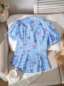 SHEIN Áo kiểu tay phồng họa tiết kẻ caro xanh dương in hình quả anh đào dành cho bé gái lớn, cổ bẻ, thắt eo, phong cách preppy ngọt ngào. - Màu xanh lam - Xem 3