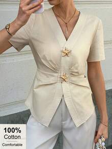Elyressa Blusa de manga corta con cuello en V, fruncido en la cintura, decoración de estrella de mar metálica - Albaricoque - Ver 1