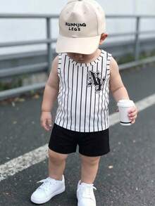 SHEIN Vintaside Kids Bộ áo tank top và quần short kẻ sọc in chữ phong cách đường phố cho bé trai, thích hợp cho mùa xuân/hè. - Đen và trắng - Xem 1