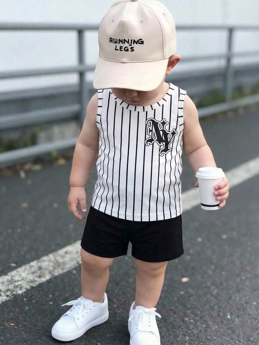SHEIN Vintaside Kids Bộ áo tank top và quần short kẻ sọc in chữ phong cách đường phố cho bé trai, thích hợp cho mùa xuân/hè. - Đen và trắng - Xem 1