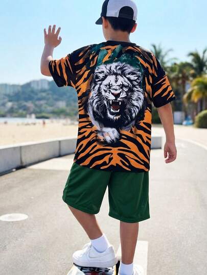 SHEIN Bộ 2 món cho bé trai tuổi teen, gồm áo thun ngắn tay cổ tròn rộng rãi thoải mái in hình ngọn lửa và hổ, cùng quần short đen, phù hợp cho mùa hè, thể thao, du lịch, tiệc tùng, đi học và phong cách đường phố.