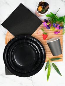 黑色一次性餐盘、餐巾纸和纸杯派对套装，可供24位客人使用。这款一次性纸盘派对餐具适用于生日、婚礼、主题派对和家庭野餐。 - 查看 3