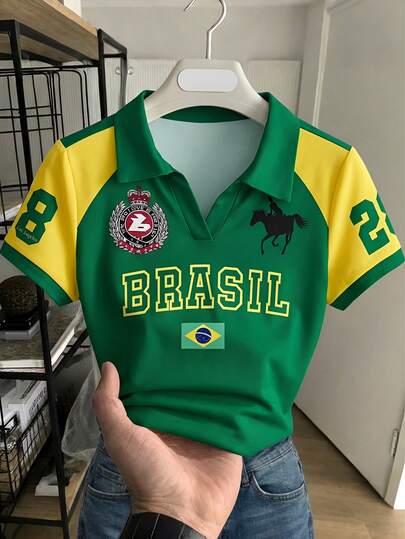 Camiseta de Manga Curta com Decote em V para Adolescentes, Verde e Amarelo Contraste, Emblema Equestre - Apresentando o Icônico Esquema de Cores Verde e Amarelo da Equipe Brasileira, o Decote em V é Elegante e Estiloso. A Manga Apresenta uma Impressão Numérica para Realçar o Astral Esportivo.