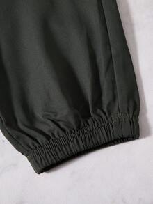 SHEIN Streecool Kids 两件套男童休闲宽松印花T恤和运动裤套装，适合日常、通勤、休闲、度假、篮球、滑板、街头风格等场合。 - 橄欖綠 - 查看 7