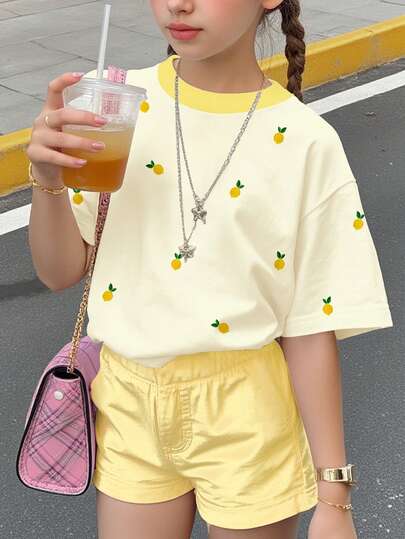 Camiseta de manga corta de cuello redondo ajustada para niñas preadolescentes con estampado retro de limón en color amarillo crema, cuello de contraste, adecuada para primavera y verano, salidas, vacaciones, días festivos, estilo casual, camiseta gráfica de limón para niñas, nuevo estilo, regreso a clases, camiseta de estilo femenino para mujer en verano, camiseta linda de limón, camiseta amarilla, top de flores amarillas
