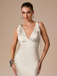 xheSHEIN  Vestido de unicolor minimalista y sexy de cuello en V profundo, espalda descubierta y lazo, color amarillo crema, adecuado para fiestas, cócteles, ocasiones formales, dama de honor, cumpleaños, Navidad, casual de negociosxhe - Albaricoque - Ver 5