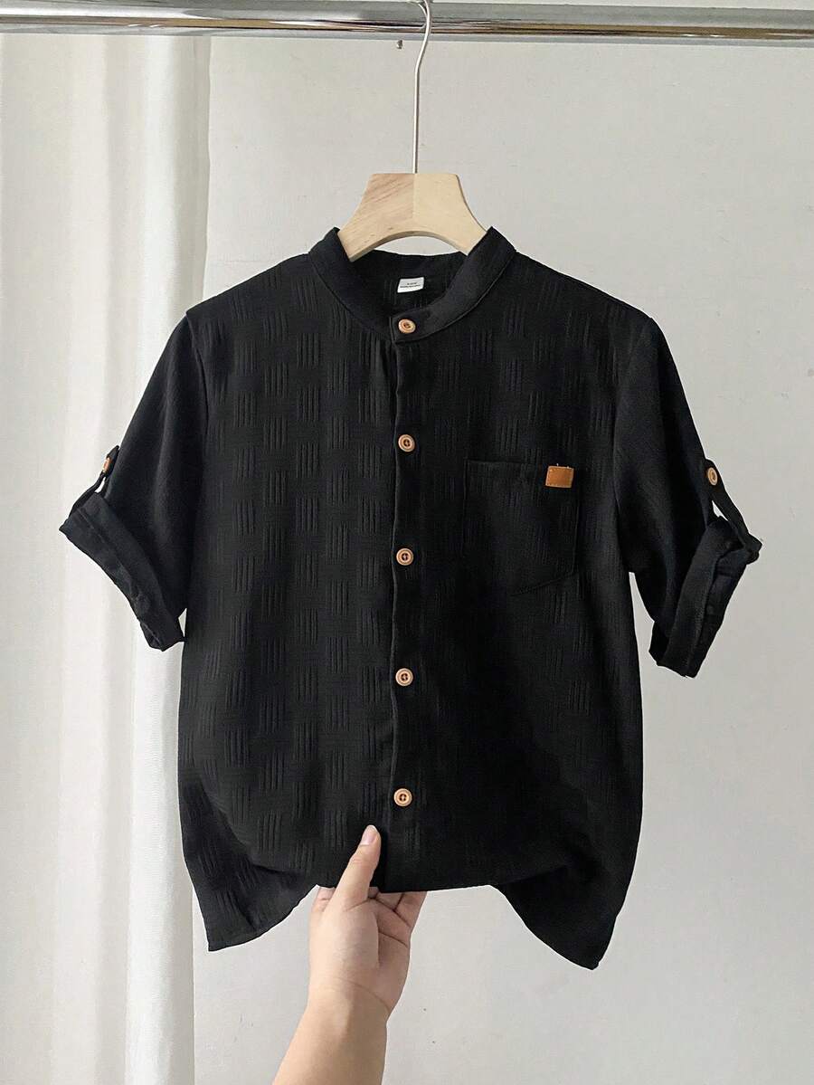 SHEIN Mirajuku 男童白色短袖立领波浪条纹衬衫,卡其色仿木纽扣,胸前口袋,简约设计,休闲舒适,适合上学、旅行、居家、度假等场合,宽松版型,适合春、夏、秋季穿着。 - 黑色 - 查看 1