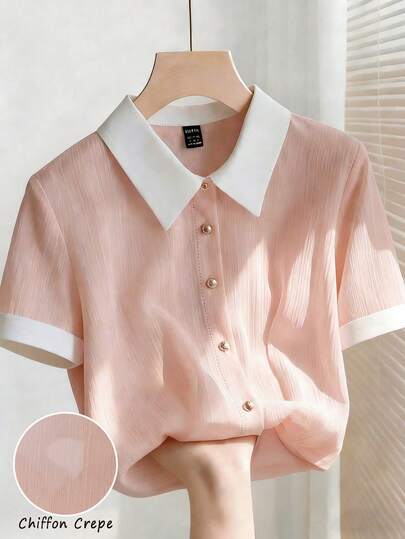 Franclia Áo sơ mi nữ thanh lịch màu hồng nhạt chất liệu chiffon nhăn, cổ trắng, tay ngắn, dáng rộng.