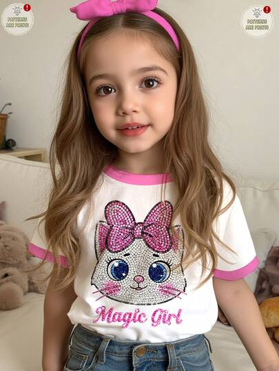 SHEIN Camiseta de manga corta con cuello redondo, estampado de gato de dibujos animados con textura brillante, lazo rosa, color crema rosa, adecuada para estilos cómodos de primavera y verano, tops, Y2K, Blossom Vogue, tops, nuevo estilo de otoño, camiseta gráfica, estampado gráfico, moda diaria cómoda para niños, tie dye, vacaciones, comodidad fácil, verano, vuelta al colegio, homecoming, top con brillo, top con lentejuelas, primavera/verano, lindo, relajado