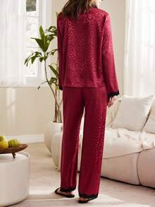 Moireta Conjunto de pijama de mujer con cuello de solapa, manga larga, estampado de leopardo brillante y parches de encaje de color contrastante elegante y maduro - Burdeos - Ver 2