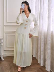 Modelyn Damen Einfarbiges V-Ausschnitt Kleid mit Metall Dekor, plissiert, für Casual, Minimalismus, Party & Reisen - Hellgelb - Übersicht 2