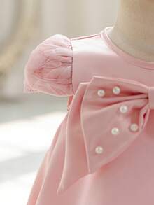 SHEIN Glamorique Kids Đầm ngắn tay cổ tròn màu hồng thanh lịch, duyên dáng với họa tiết hoa hồng 3D, đính nơ ngọc trai giả, dành cho bé gái. - Hồng - Xem 2