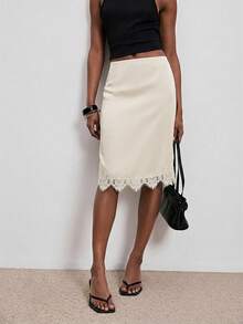 ATUI Studio Chân váy dài ngang gối dáng chữ A màu đen phối ren satin, bất đối xứng, cạp cao, giúp thon gọn vóc dáng, phù hợp cho công sở, du lịch, hẹn hò và mặc thường ngày. - Màu be - Xem 1