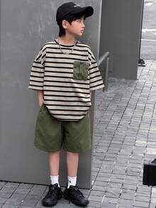 SHEIN Little Byeori 2件套男童休闲韩版宽松条纹撞色印花口袋圆领短袖T恤和纯色短裤套装，适合通勤、上学、日常休闲、运动、春夏穿着。 - 軍綠色 - 查看 5