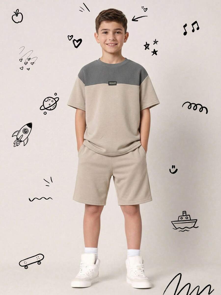 SHEIN 2 件青少年男孩休闲拼色圆领短袖 T 恤和短裤套装，适合通勤、上学、日常、运动、春夏季 - 彩色 - 查看 1