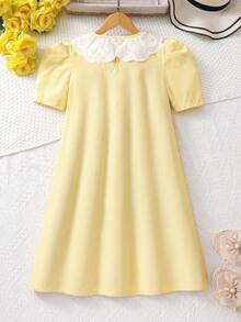 SHEIN 这款少女蓝白条纹连衣裙，设计亮点包括大蕾丝彼得潘领和泡泡袖，搭配蓝白细条纹面料，清新活泼，兼具少女的甜美与优雅。它属于春夏常见的“甜美法式淑女风”，适合日常通勤、周末郊游和轻度社交场合。这款连衣裙优雅清新，是春夏经典流行款式之一。 - 黃色 - 查看 2