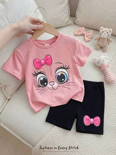 Cozy Pixies Bộ đồ 2 món cho bé gái, họa tiết mèo hoạt hình, gồm áo thun cổ tròn tay ngắn và quần short cạp chun.