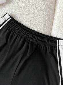 两件套少女夏季休闲街头风两件套，白色T恤搭配黑色撞色拼接，复古图案装饰，宽松短裤，轻薄面料，适合日常穿着、休闲或运动。 - 黑與白 - 查看 6
