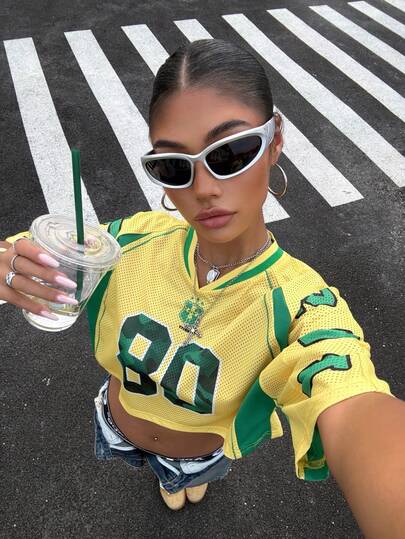 Muchica Áo thun cổ chữ V màu vàng in số dành cho nữ