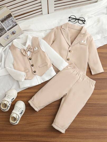 四件套男婴正装套装，包括白色针织长袖领衬衫（带领结）、装饰口袋长袖西装外套、单排扣马甲和松紧腰长裤。白色衬衫搭配米色西装，尽显优雅时尚，适合生日派对、节日、正式场合、婚礼、婚礼宾客、花童、伴郎以及开学季等场合。