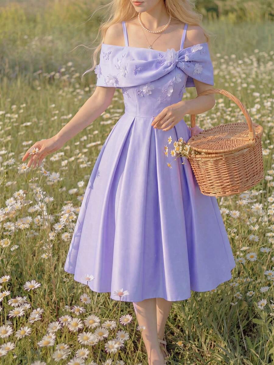 一件式少女新年情人节夏季甜美优雅缎面紫色蝴蝶结露肩刺绣贴花吊带褶皱中长连衣裙,适合所有季节,是生日、派对和其他特殊场合的完美选择。 - 紫色 - 查看 1