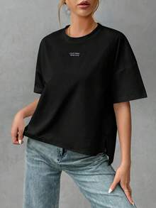 SHEIN Essnce 女士舒适基础款纯棉T恤，饰有刺绣字母图案，时尚设计，前短后长，适合外出、搭配、旅行和度假。 - 黑色 - 查看 7
