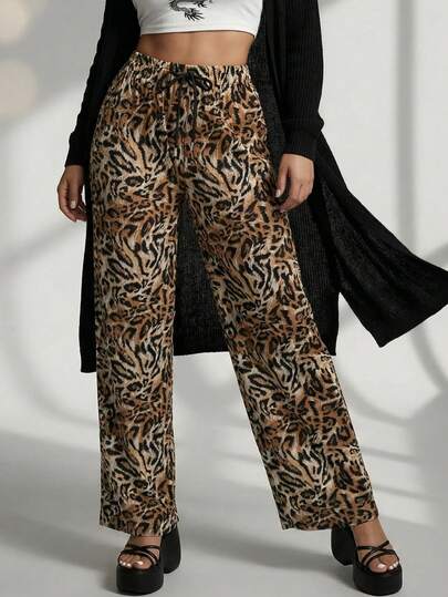 Pantalón animal print de pierna ancha para mujer. Textura lisa con estampado de animal print, sin bolsillos. Tela de poliéster y spandex, ideal para el uso casual. Interior suave y fresco, apto para temporadas de primavera, verano y otoño. Ajuste de cintura natural con cordón ajustable. Muy ligero y cómodo. En algunos colores, el tono y el diseño del estampado pueden variar.