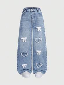 SHEIN Denimly 新款春夏少女宽松浅蓝色阔腿牛仔裤，柔软的牛仔面料如云朵般轻盈，心形刺绣细节更添精致，弹性腰带设计穿着舒适，适合校园、街头、约会、户外活动和日常穿着。 - 中等水洗藍 - 查看 3