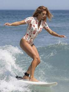 Swim SPRTY 女士红色连体泳衣，短袖，杏色底，饰以红色热带鱼条纹和圆点印花，立领，前拉链设计，运动风格，易于防晒，显瘦，活动自如，适合度假、海滩、浮潜、户外健身、冲浪、游泳池、海滩漫步等场合。 - 彩色 - 查看 3