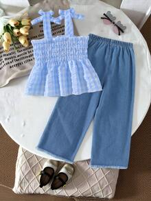 SHEIN Set de 2 piezas Camiseta de tirantes con textura de cuadros y decoración de lazo 3D + Pantalones vaqueros bordados para niña, conjunto casual de primavera/verano lindo para uso diario - Azul - Ver 2