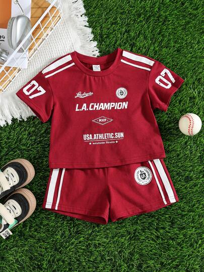 SHEIN 2 piezas Conjunto deportivo casual de verano para niño pequeño, camiseta rojo burdeos y pantalones cortos, conjunto deportivo rojo