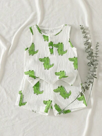 SHEIN 男婴夏季休闲鳄鱼纹无袖背心短裤套装，宽松舒适，适合日常外出、学校活动、家庭聚会、户外玩耍和拍照。
