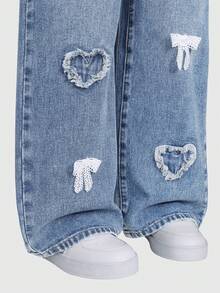 SHEIN Denimly 新款春夏少女宽松浅蓝色阔腿牛仔裤，柔软的牛仔面料如云朵般轻盈，心形刺绣细节更添精致，弹性腰带设计穿着舒适，适合校园、街头、约会、户外活动和日常穿着。 - 中等水洗藍 - 查看 5