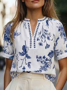Franclia 这款别致的波西米亚风白色布料衬衫，短款泡泡袖，V领设计，饰有蓝色花卉图案，是女士的理想之选。这款短袖衬衫款式多样，包括V领、印花等，是夏季女士衬衫的完美搭配。 - 白色 - 查看 3